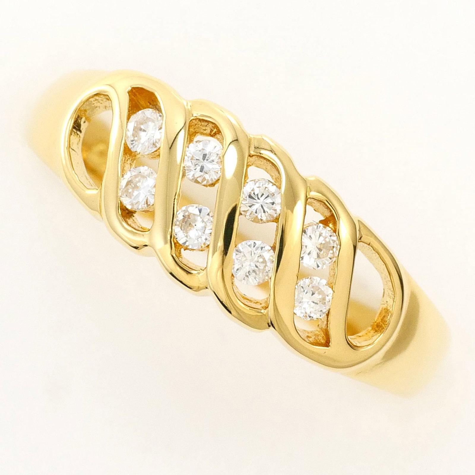 Unbranded Band Ring Yellow Gold (18K): Unbranded Band Ring Yellow Gold (18K) Yellow gold band ring with a 0.18 carat diamond, crafted from 18K metal for a touch of elegance and sophistication. This unbranded piece boasts a slender 7mm widt