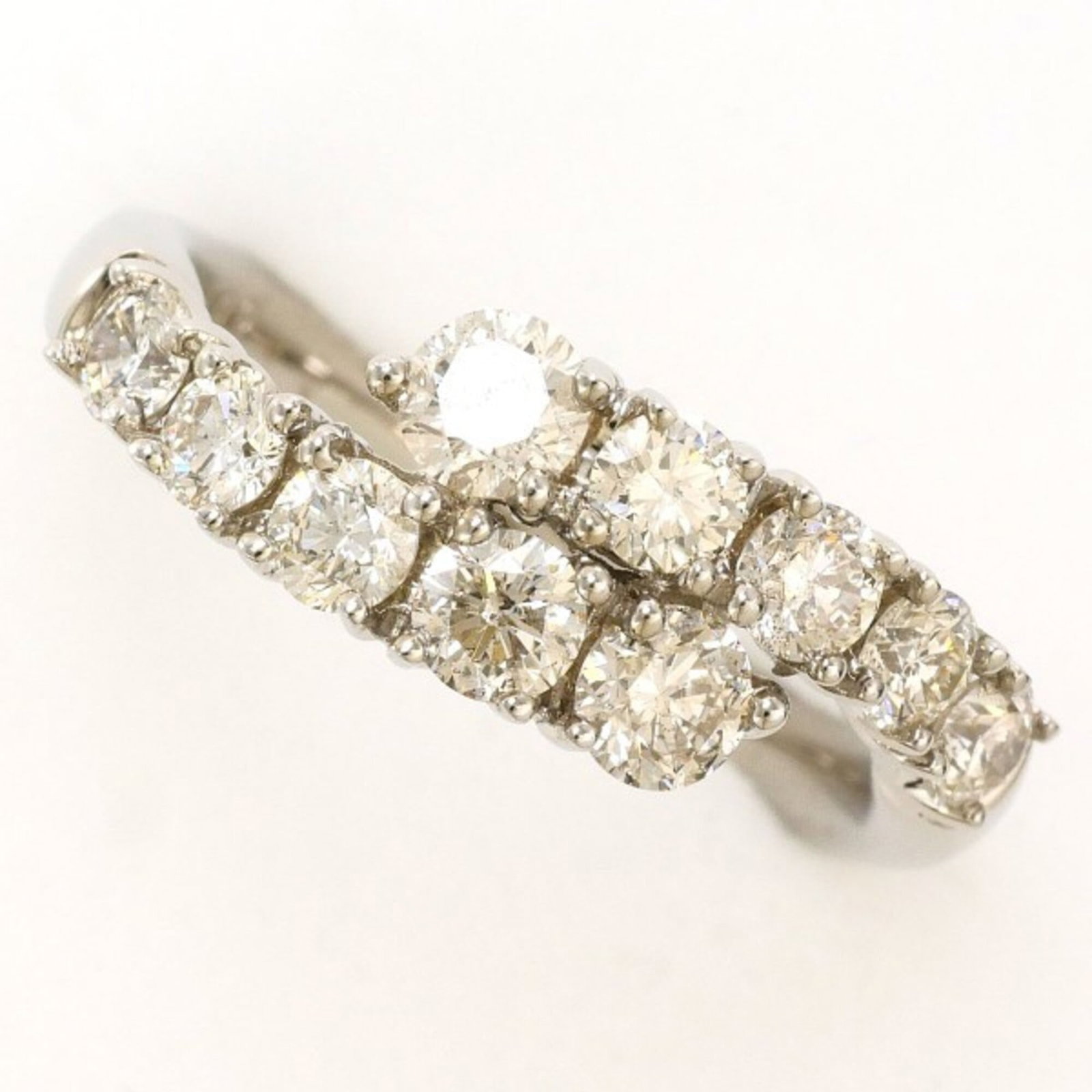 Unbranded Band Ring White Gold (18K): Unbranded Band Ring White Gold (18K) Unbranded band ring in white gold (18K) features a diamond weighing 1.00 ct, set in a 5.5 US size with a width of 6mm and a weight of 4g. Made from high-quality 18
