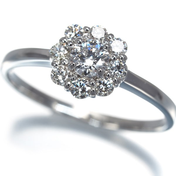 Diamond 0.212Ct/ 0.27Ct Flower Ring 900 Platinum: Diamond 0.212Ct/ 0.27Ct Flower Ring 900 Platinum 900 Platinum Diamond Flower Ring features a stunning diamond centre stone weighing 0.212ct, surrounded by two smaller side stones totaling 0.27ct. The 