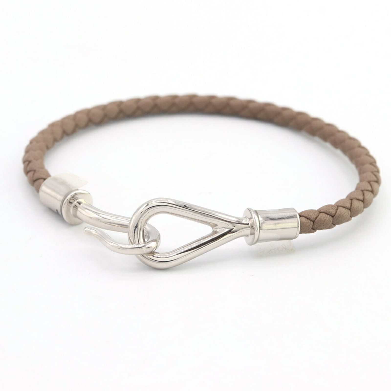 Metal leather bracelet charm Hermes: Metal leather bracelet charm Hermes Etoupe gray and silver metal leather bracelet charm from the iconic Hermes brand, featuring a sleek and sophisticated design. This 16cm long charm bracelet boasts a