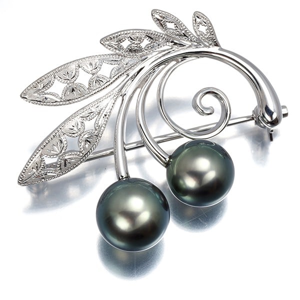 Milgrain leaf Mikimoto pearl black south sea 18k 8.3Mm to 8.9Mm: Milgrain leaf Mikimoto pearl black south sea 18k 8.3Mm to 8.9Mm 18k White Gold Mikimoto Pearl Brooch with Milgrain Leaf Details. This exquisite piece features a cultured South Sea pearl, measuring app