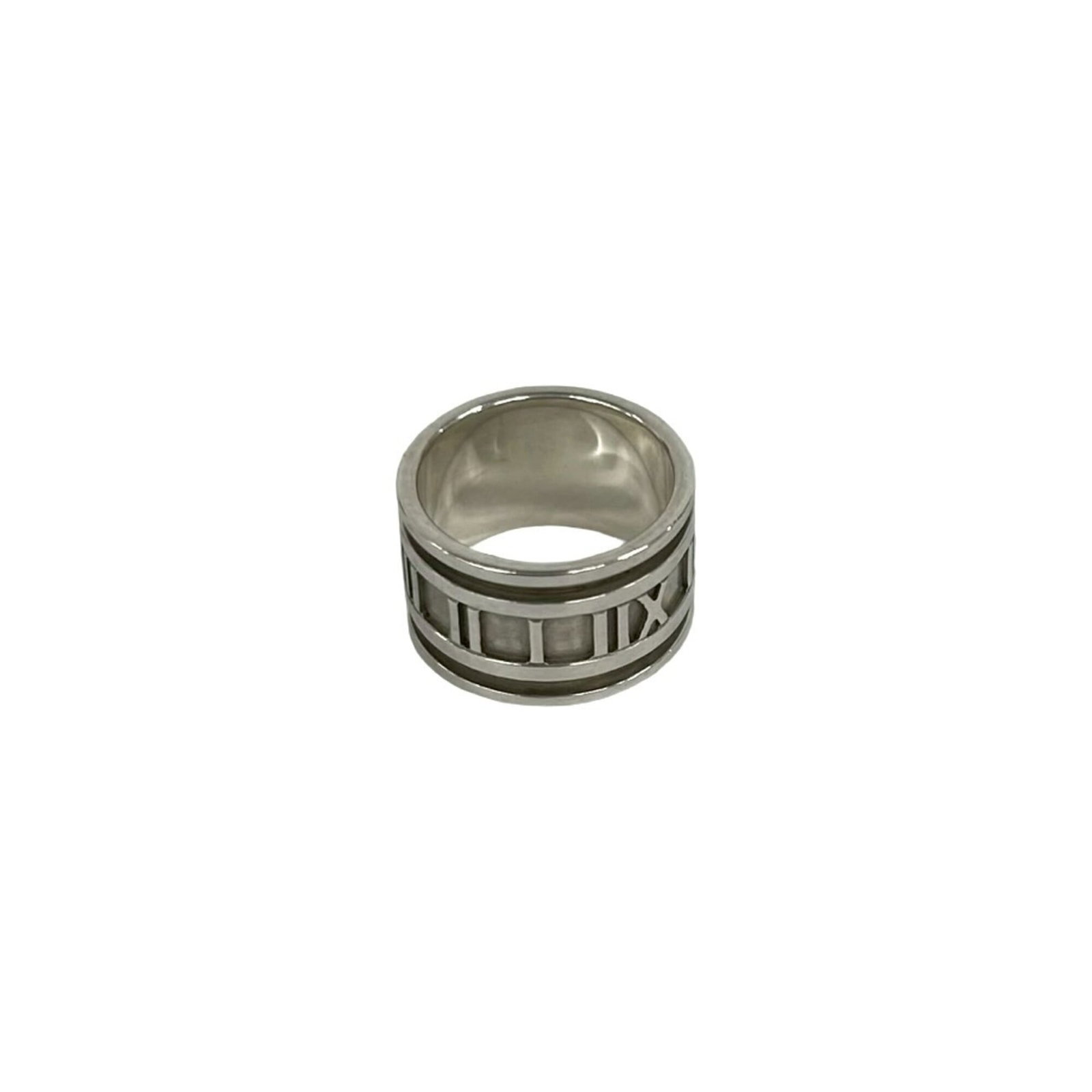 Silver band ring Tiffany 925: Silver band ring Tiffany 925 Silver band ring Tiffany 925 features a sleek and modern design made from high-quality silver material. The ring boasts a classic look with its simple yet elegant style, s