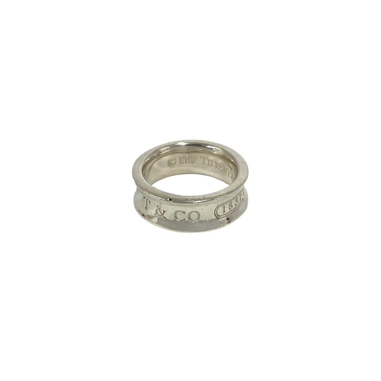 Silver band ring Tiffany 925: Silver band ring Tiffany 925 Silver band ring Tiffany 925 features a classic design made from high-quality silver material. This US size 5 ring is crafted with attention to detail, making it a timeles