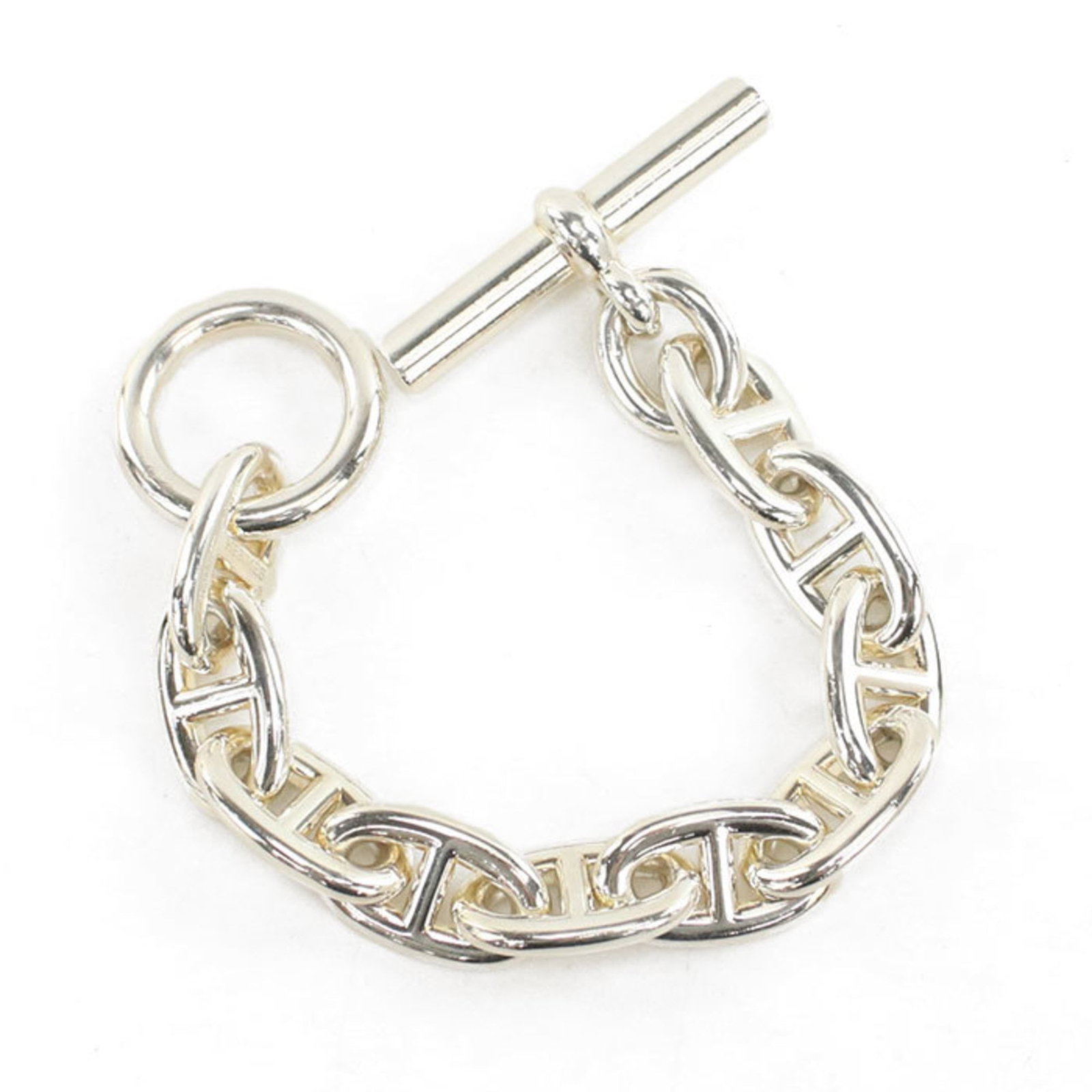 Silver Charm Bracelet Hermes: Silver Charm Bracelet Hermes Silver Charm Bracelet by Hermes, crafted from high-quality silver (925), features a sleek and modern design with a length of 20cm. The charm bracelet's slender profile mak