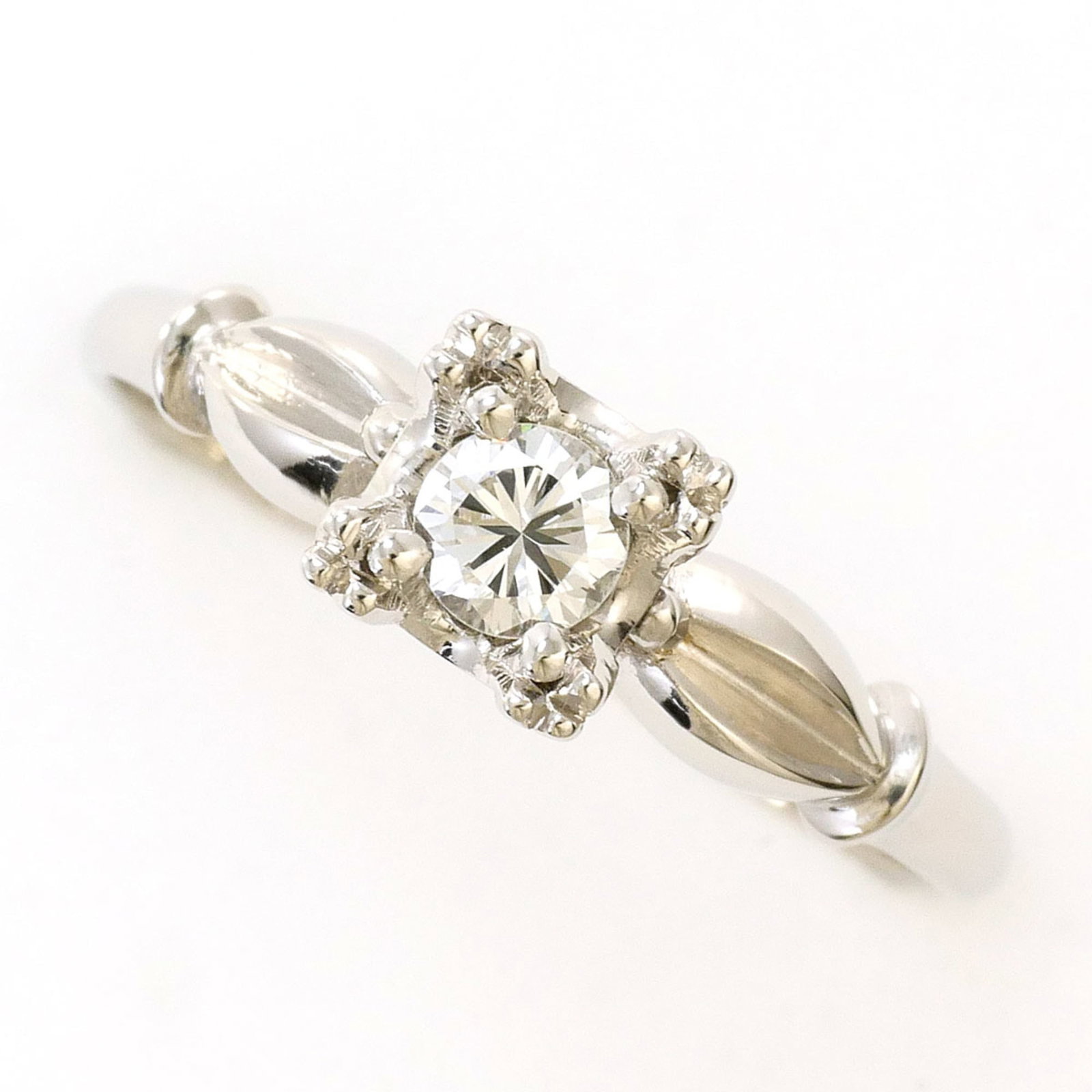 Platinum band ring: Platinum band ring Platinum band ring featuring a 0.16 carat diamond, available in size 6 with a width of 5.5mm. This elegant ring showcases the luxurious feel of platinum metal, weighing 2.9g. Its un