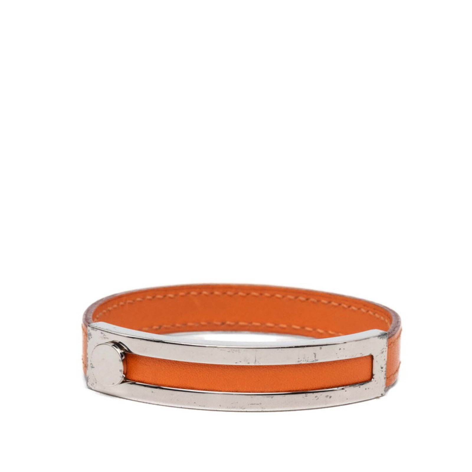 Metal leather bracelet charm Hermes: Metal leather bracelet charm Hermes The Hermes charm bracelet features an orange metal and leather design, measuring 23cm in length. This unique combination of materials creates a striking visual effe