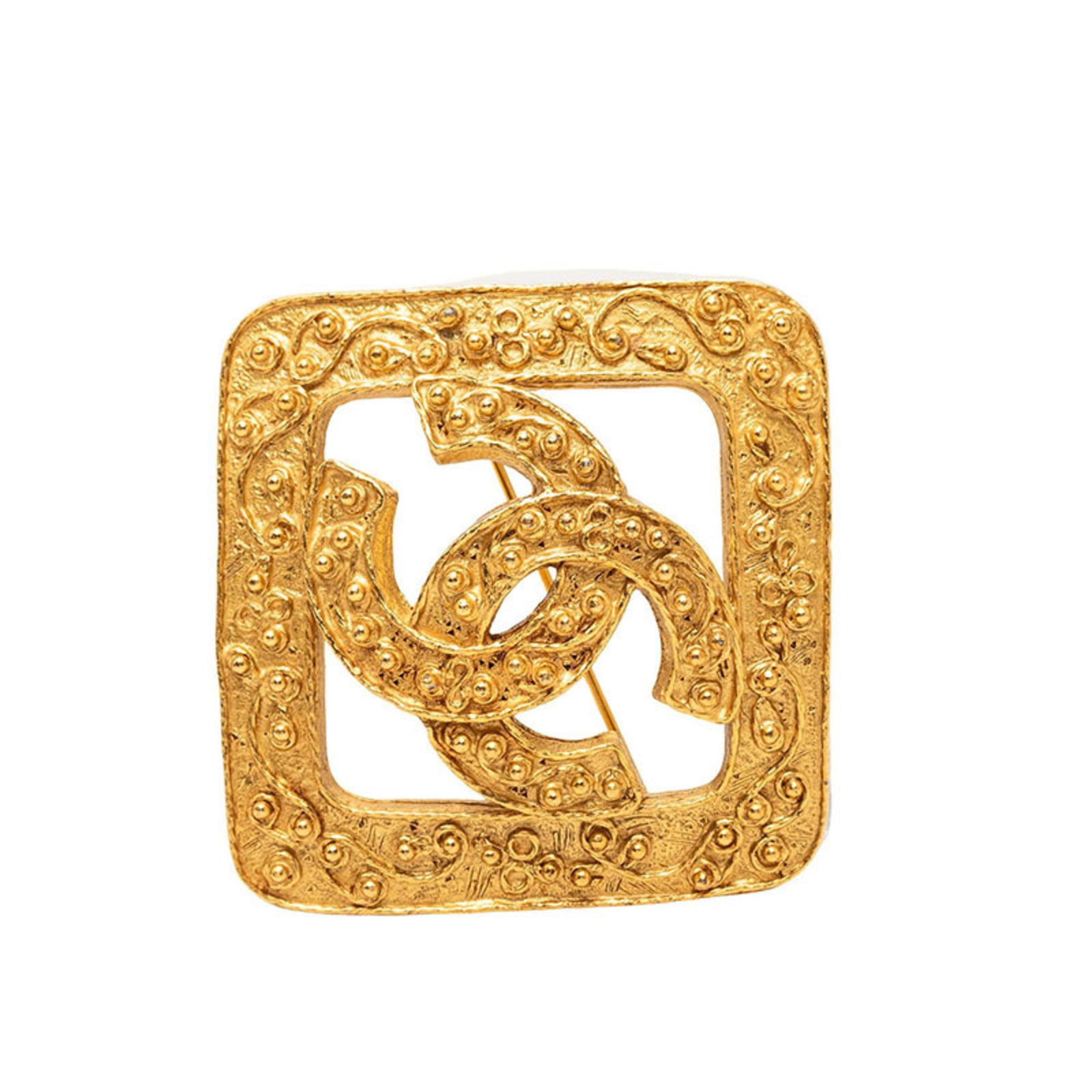 Chanel Brooch Gold Plating: Chanel Brooch Gold Plating Gold plating gives the Chanel brooch its luxurious appearance, while its compact size and precise dimensions make it a stylish accessory for women. Measuring 6.2cm x 6.1cm /