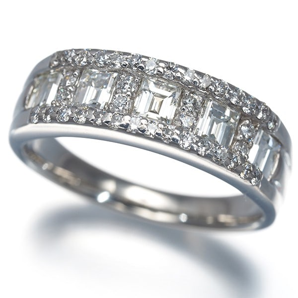 Ring 1.04ct Diamond 900 Platinum: Ring 1.04ct Diamond 900 Platinum 1.04ct diamond ring set in 900 platinum, boasting a natural diamond as its main stone. The platinum metal purity ensures durability and strength, while the ring's size