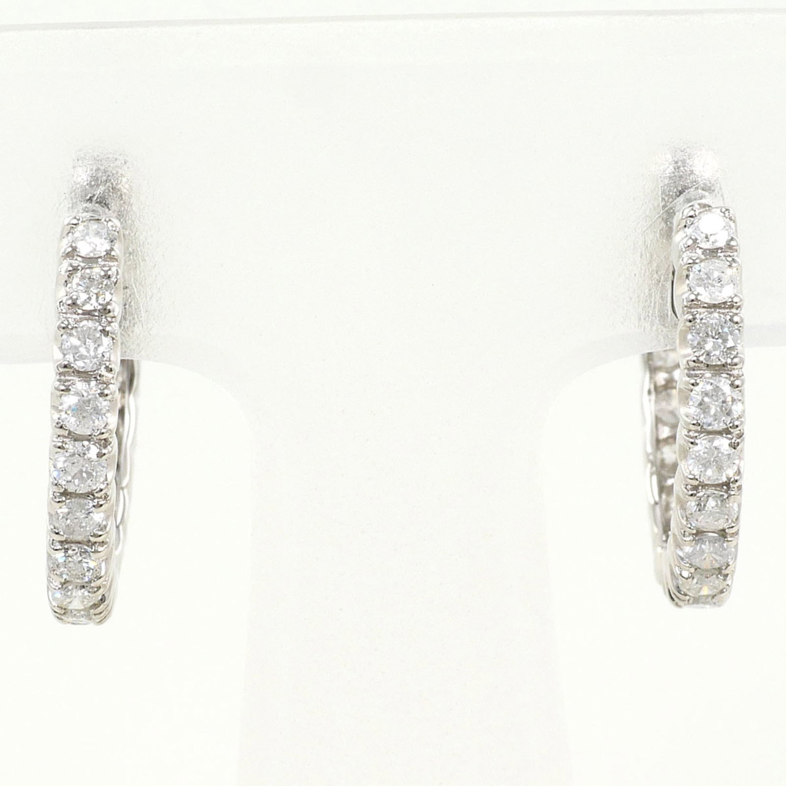 Unbranded Hoop Earrings Platinum 900: Unbranded Hoop Earrings Platinum 900 Platinum 900 hoop earrings boast a sleek, modern design with a substantial weight of 4.3g / 0.15oz. Featuring a diamond stone set in platinum metal, these