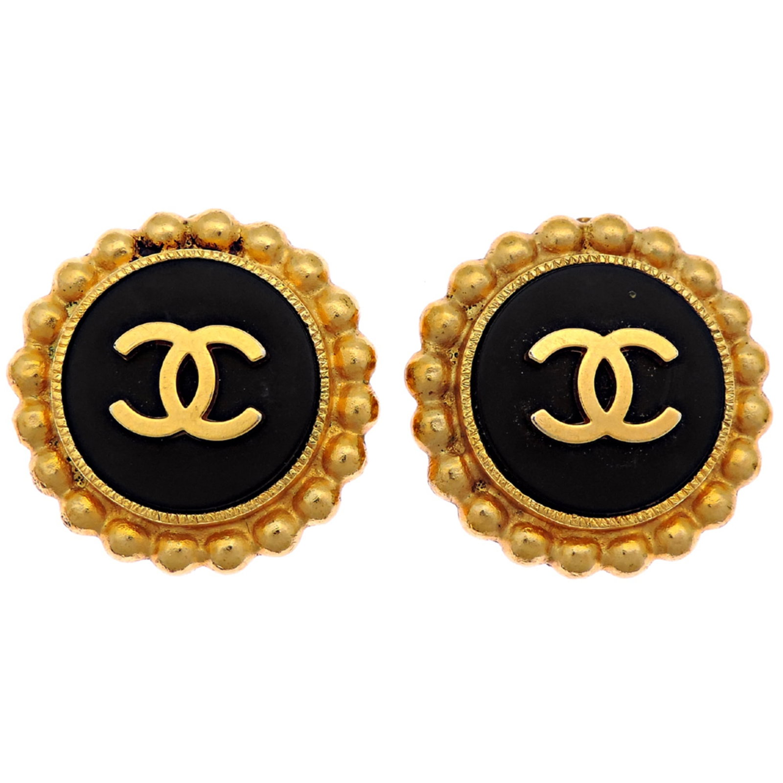 Chanel Clip Earrings Gold Plating: Chanel Clip Earrings Gold Plating Clip earrings from the iconic Chanel brand, crafted in gold plating and featuring a sleek black finish. Measuring 26mm x 26mm, these elegant earrings are designed to