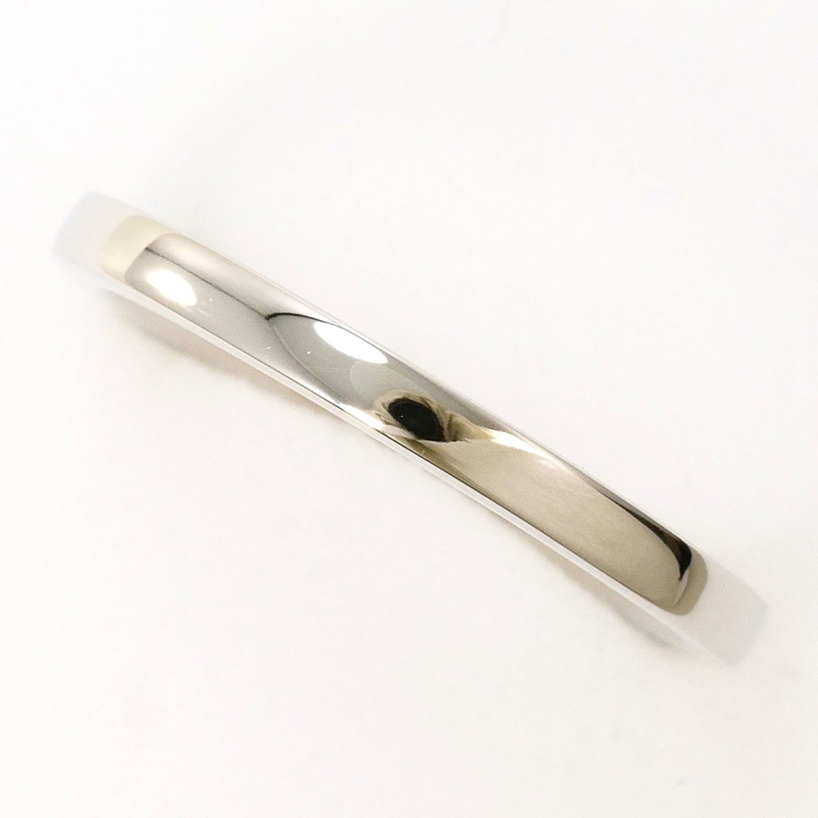 Unbranded band ring platinum 950: Unbranded band ring platinum 950 Platinum band ring with a 2mm wide profile, featuring a garnet and sapphire stone set in high-quality platinum metal. This unbranded piece boasts a sleek design and pr