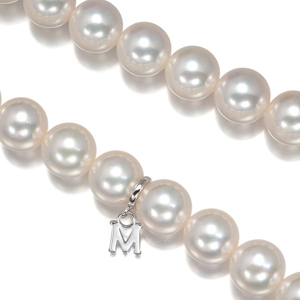 Pearl Necklace 7.5-8.0Mm Silver Akoya Mikimoto: Pearl Necklace 7.5-8.0Mm Silver Akoya Mikimoto The MIKIMOTO Pearl Necklace boasts lustrous Akoya pearls measuring approximately 7.5-8.0mm, suspended from a delicate silver chain. This elegant necklace