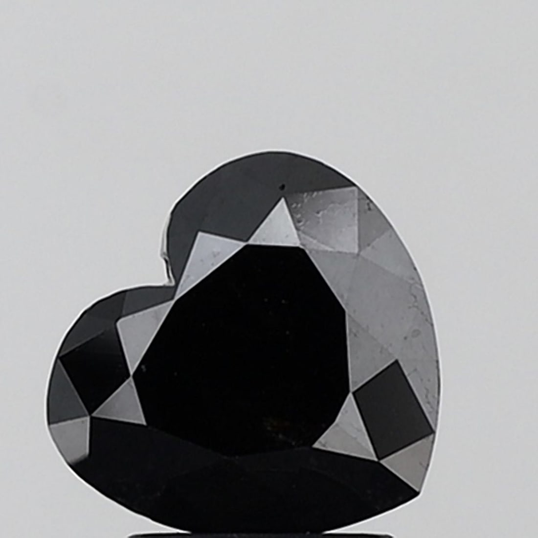 Heart 2.13ct Black VVS2 - Loose Natural Diamond: Heart 2.13ct Black VVS2 - Loose Natural Diamond The 2.13ct Black VVS2 diamond boasts exceptional clarity and polish, with an EX symmetry and EX polish grade, making it a standout among its peers. Its 