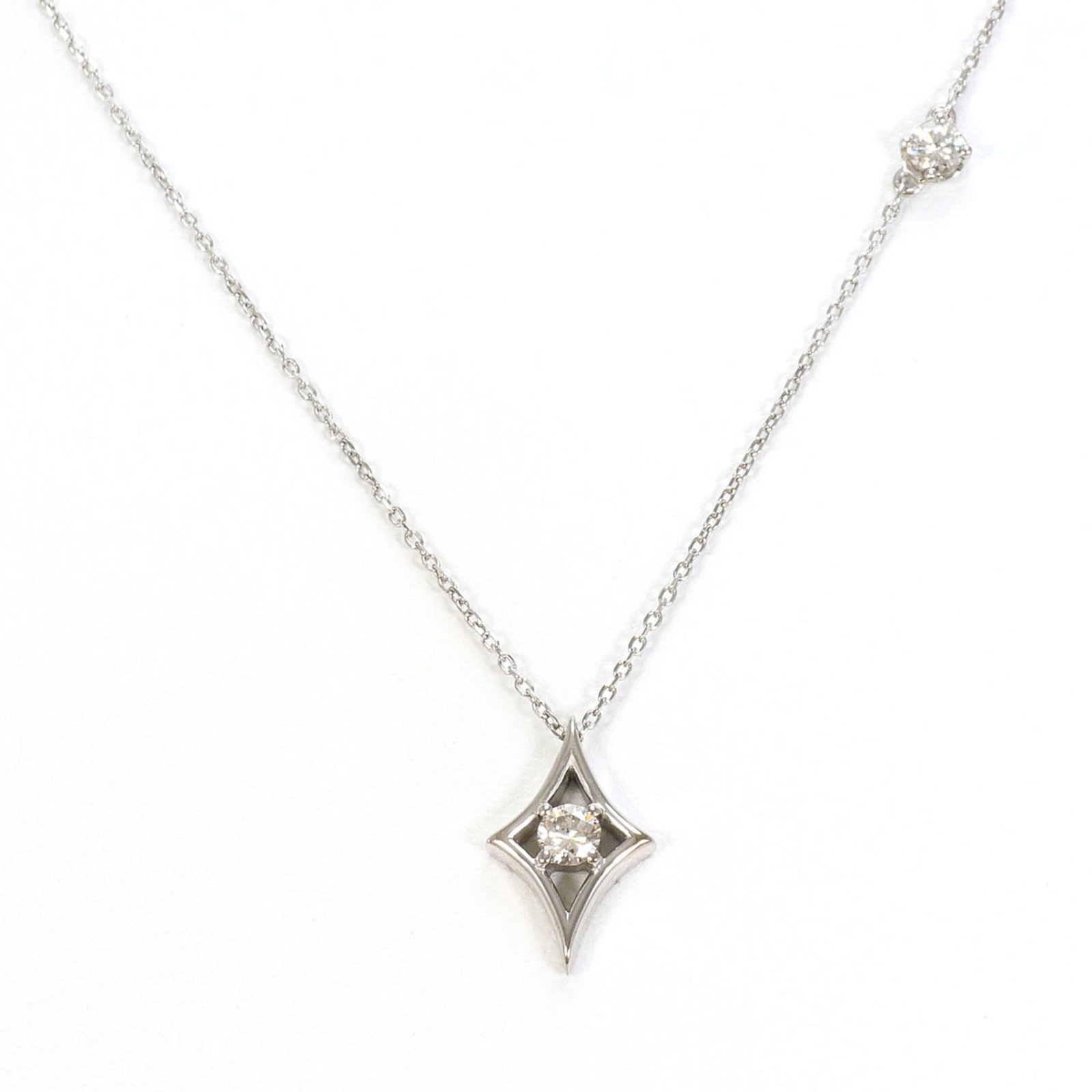 18K (18-Karat White Gold) Necklace With 0.13Ct Diamond Total Weight 1.3G 41Cm Length Jewelry.: 18K (18-Karat White Gold) Necklace With 0.13Ct Diamond Total Weight 1.3G 41Cm Length Jewelry. 18K white gold necklace boasts a total weight of 1.3g, featuring a stunning 0.13ct diamond that adds