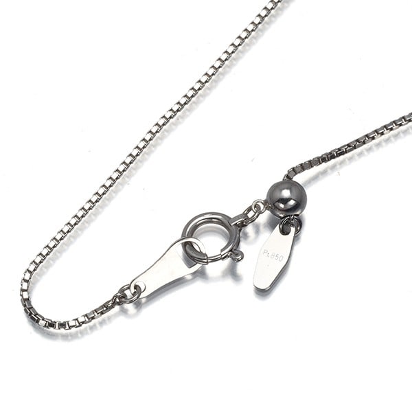 Chain Box Necklace 44cm Platinum: Chain Box Necklace 44cm Platinum The Chain Box Necklace boasts a sleek platinum design, measuring 44cm in length with an adjustable extender for a customizable fit. Crafted from high-quality 850