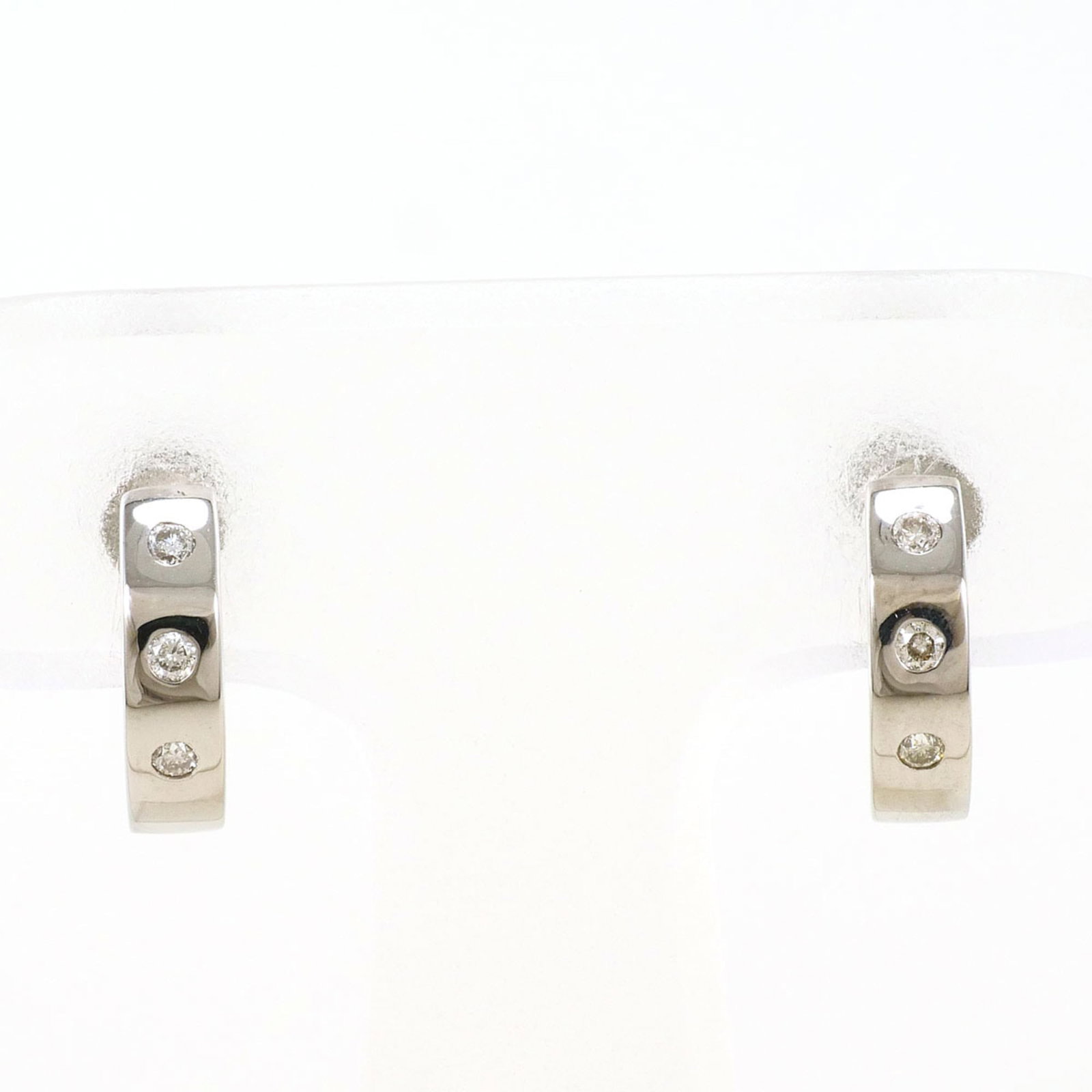 Unbranded Clip Earrings White Gold (18K): Unbranded Clip Earrings White Gold (18K) Clip earrings made from 18K white gold, featuring a diamond stone weighing 0.04 carats. The earrings weigh a total of 2.4g / 0.08oz and are crafted from