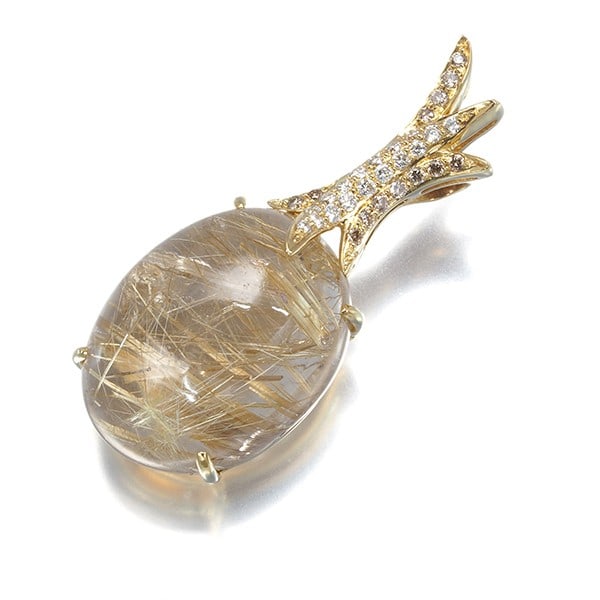 Rutile Quartz 27.08Ct Diamond 0.30Ct Pendant 18K 750 Yellow Gold: Rutile Quartz 27.08Ct Diamond 0.30Ct Pendant 18K 750 Yellow Gold The Rutile Quartz 27.08Ct Diamond 0.30Ct Pendant in 18K yellow gold boasts a striking combination of natural beauty, with the 21.0 x 16