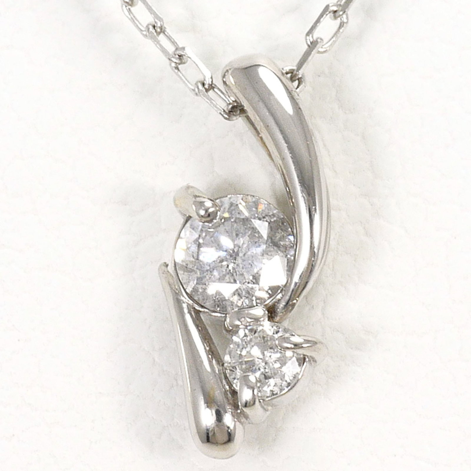 White Gold Necklace with 0.15 ct diamond total weight 0.8g, 42cm like new condition: White Gold Necklace with 0.15 ct diamond total weight 0.8g, 42cm like new condition White gold necklace with a total weight of 0.15 carats, featuring a 10mm x 4mm diamond pendant, measures 42cm in