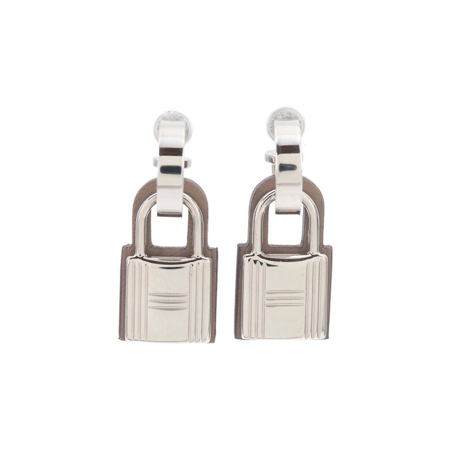 Hermes leather stud earrings are swift: Hermes leather stud earrings are swift Swift leather earrings from Hermes feature an etoupe gray color and silver studs, measuring 33.00mm x 15.00mm in size. The stud design provides a sleek, minimali