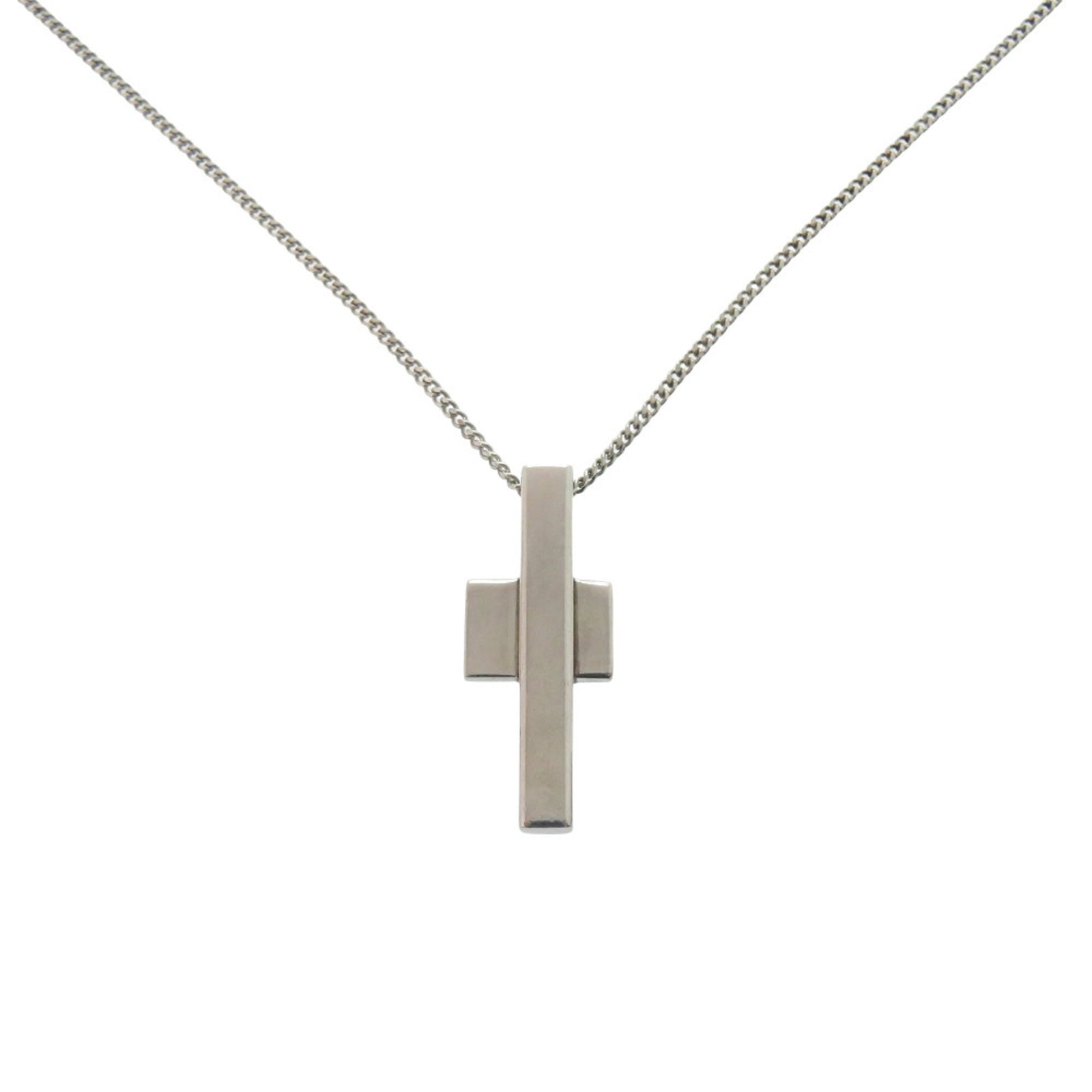 Sterling silver 925 Gucci cross motif necklace in excellent condition: Sterling silver 925 Gucci cross motif necklace in excellent condition Sterling silver 925 Gucci cross motif necklace in excellent condition boasts a sleek design with precise details. Measuring 41 cm 