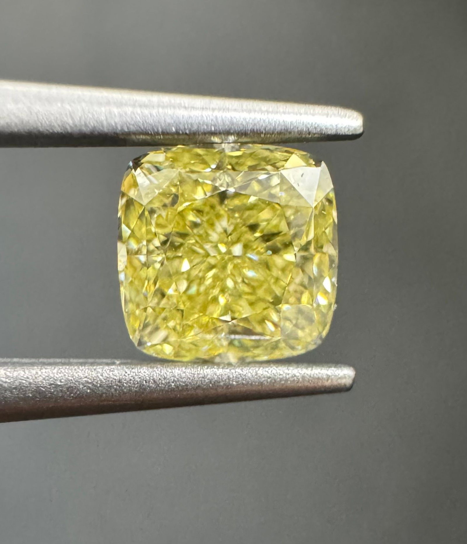 GIA Cushion Brilliant 1.03ct Fancy Yellow VVS1 - Loose Natural Diamond: GIA Cushion Brilliant 1.03ct Fancy Yellow VVS1 - Loose Natural Diamond GIA certified, this 1.03ct Fancy Yellow VVS1 diamond boasts exceptional clarity and a vibrant yellow hue, making it a standout
