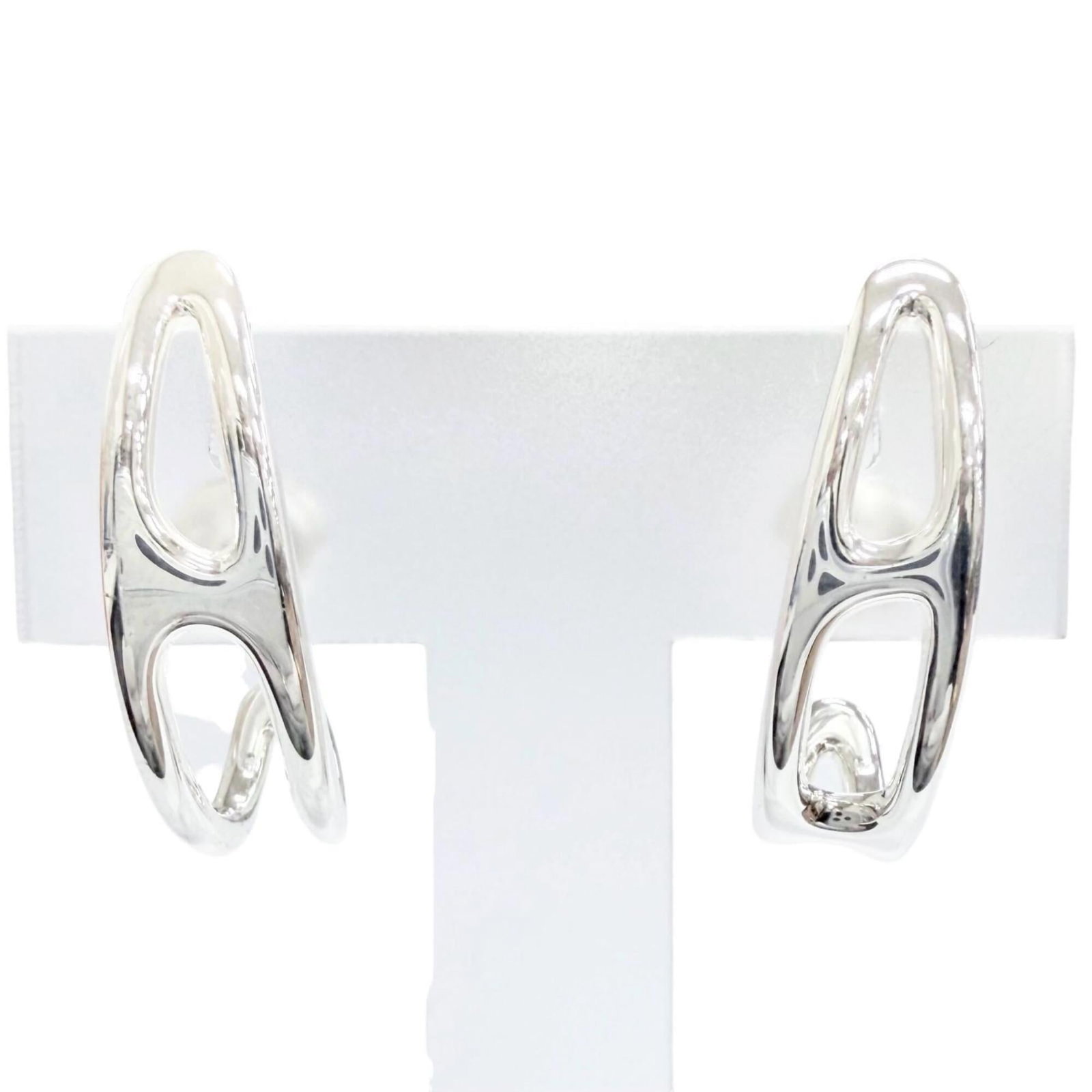 Hermes Stud Silver 925 Earrings: Hermes Stud Silver 925 Earrings Made from high-quality Silver 925, these stud earrings feature the iconic Hermes brand. With their sleek design and elegant silver finish, they add a touch of sophistic