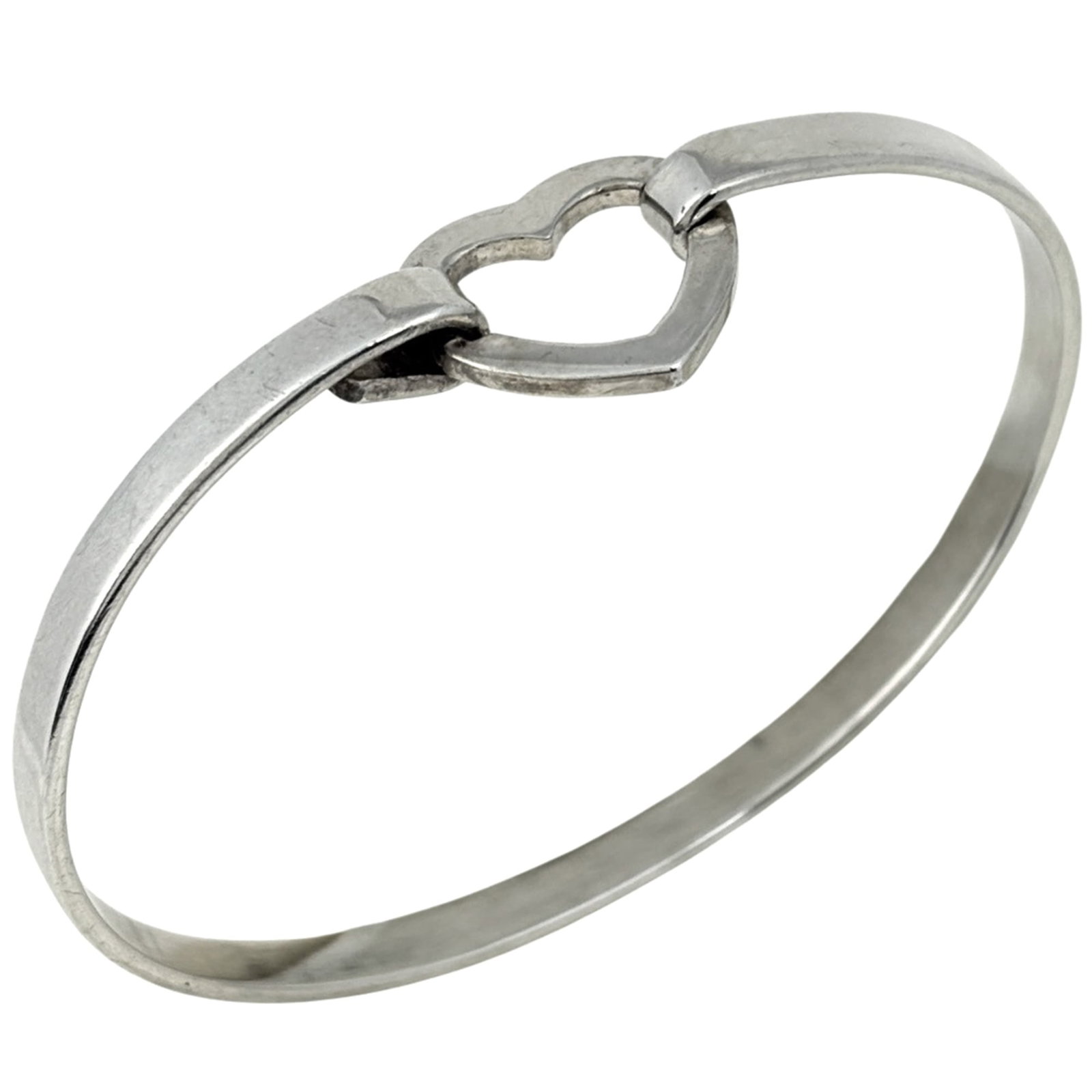Tiffany Bangle Silver 925: Tiffany Bangle Silver 925 Silver 925 Tiffany Bangle with elegant design, measuring 16.5cm in length. This bangle showcases the classic style and sophistication of Tiffany's signature silverware. Made 