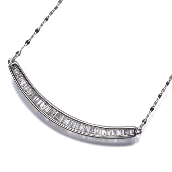 Diamond 0.25Ct Tapered-Cut Baguette-Cut Necklace 18K 750 White Gold: Diamond 0.25Ct Tapered-Cut Baguette-Cut Necklace 18K 750 White Gold 18k white gold necklace features a beautiful diamond pendant with a total weight of 0.25ct, showcasing a unique tapered-cut