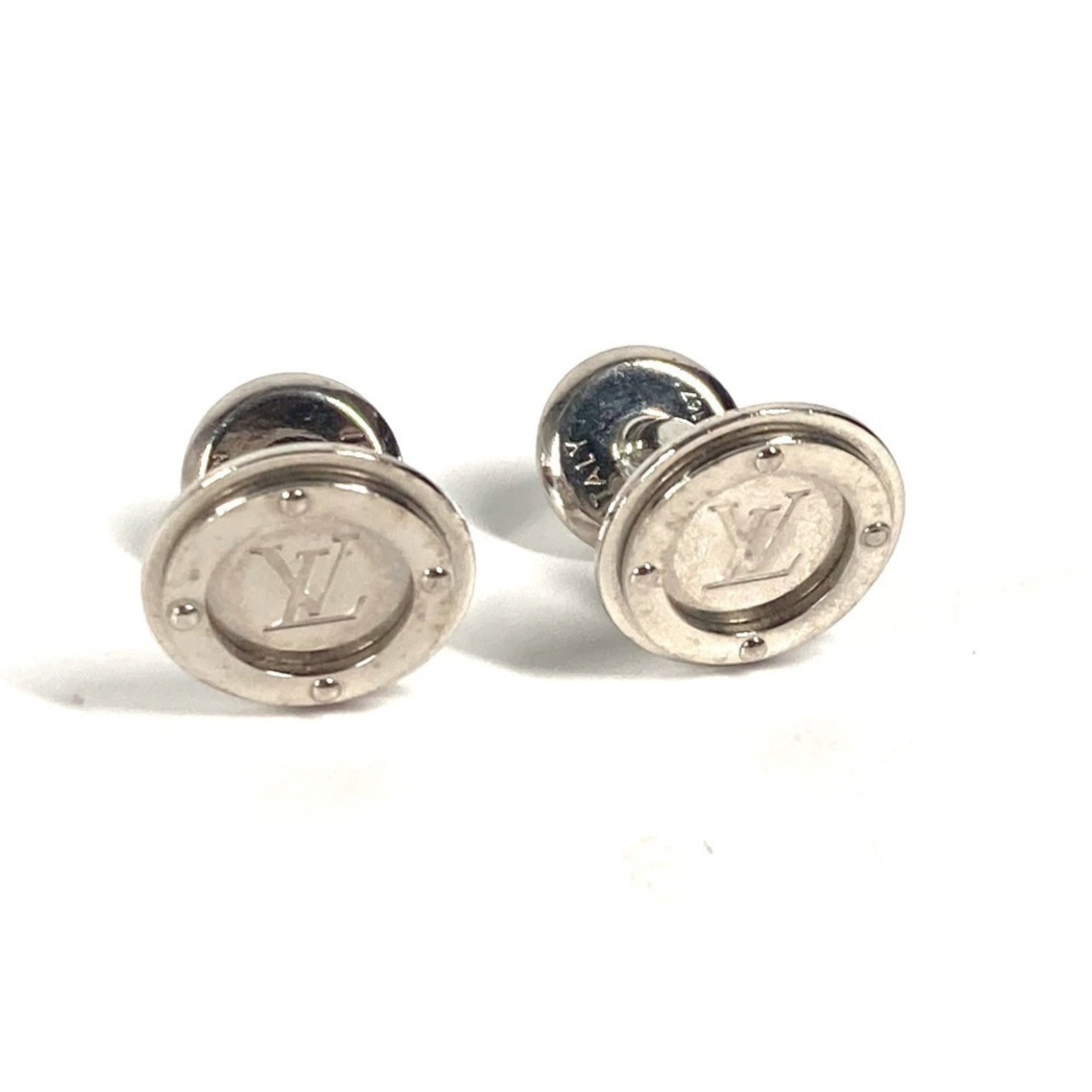 Louis Vuitton Cufflinks Metal: Louis Vuitton Cufflinks Metal Silver Louis Vuitton Cufflinks. Made from metal, these cufflinks showcase the iconic brand's signature style. A stylish accessory for men. Item Specifics: Brand: Louis Vu