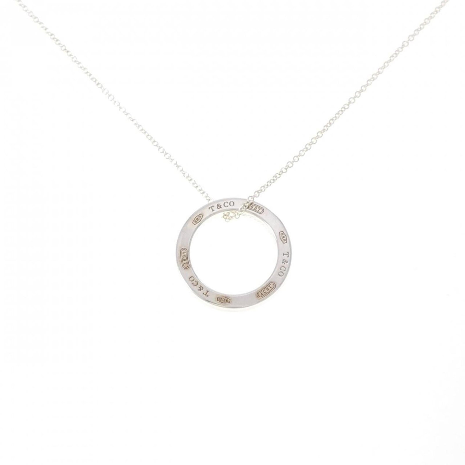 Tiffany medium necklace circle 1837: Tiffany medium necklace circle 1837 The Tiffany medium necklace circle, crafted from sterling silver (925), boasts a sleek design with a 41 cm circumference and a pendant size of 17.8mm, making it a s