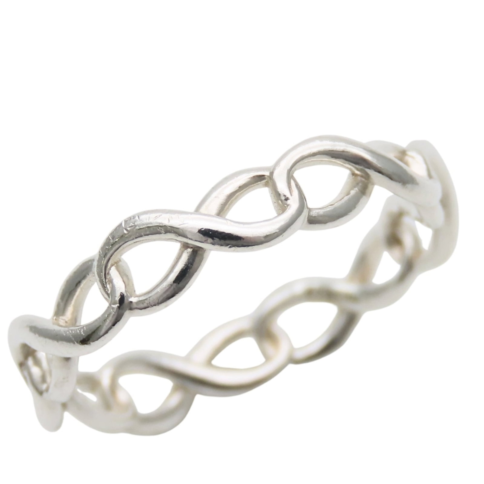 Silver band ring Tiffany 925: Silver band ring Tiffany 925 Silver band ring Tiffany 925 features a sleek, silver design with a US size 6.5 fit. Made from high-quality sterling silver (925), this band ring offers a touch of