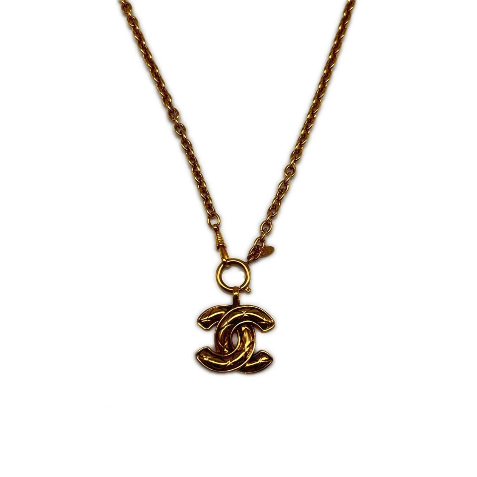 Coco Chanel Women's Matelass Necklace Gold: Coco Chanel Women's Matelass Necklace Gold The Coco Chanel Women's Matelass Necklace Gold boasts a striking gold design, measuring 38mm x 32mm. With a pendant size that stands out against its sleek ne