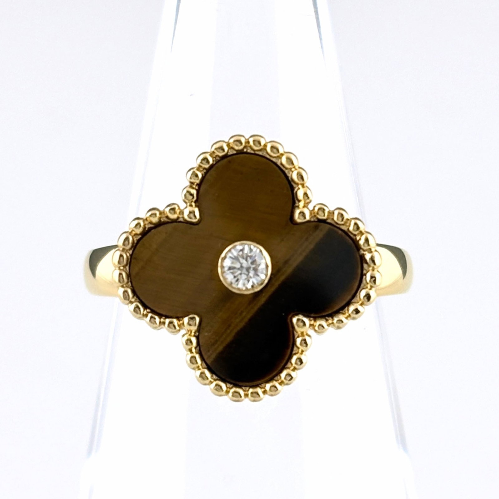 Van Cleef & Arpels Band Ring Yellow Gold (18K): Van Cleef & Arpels Band Ring Yellow Gold (18K) Yellow gold (18K) band ring from Van Cleef & Arpels, featuring the iconic brand style. This women's ring boasts a classic design in 18K yellow gold, with