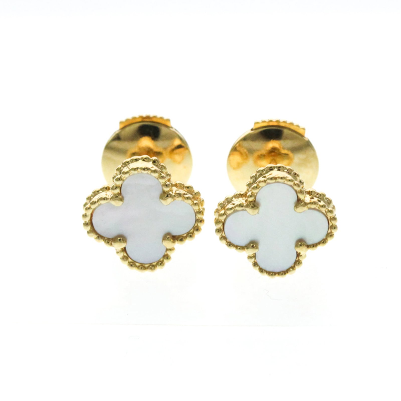 Yellow Gold 18K Van Cleef Arpels Stud Earrings: Yellow Gold 18K Van Cleef Arpels Stud Earrings Yellow Gold 18K Van Cleef Arpels Stud Earrings are crafted from high-quality yellow gold (18K) and feature a delicate Mother of Pearl stone. The Sweet Al