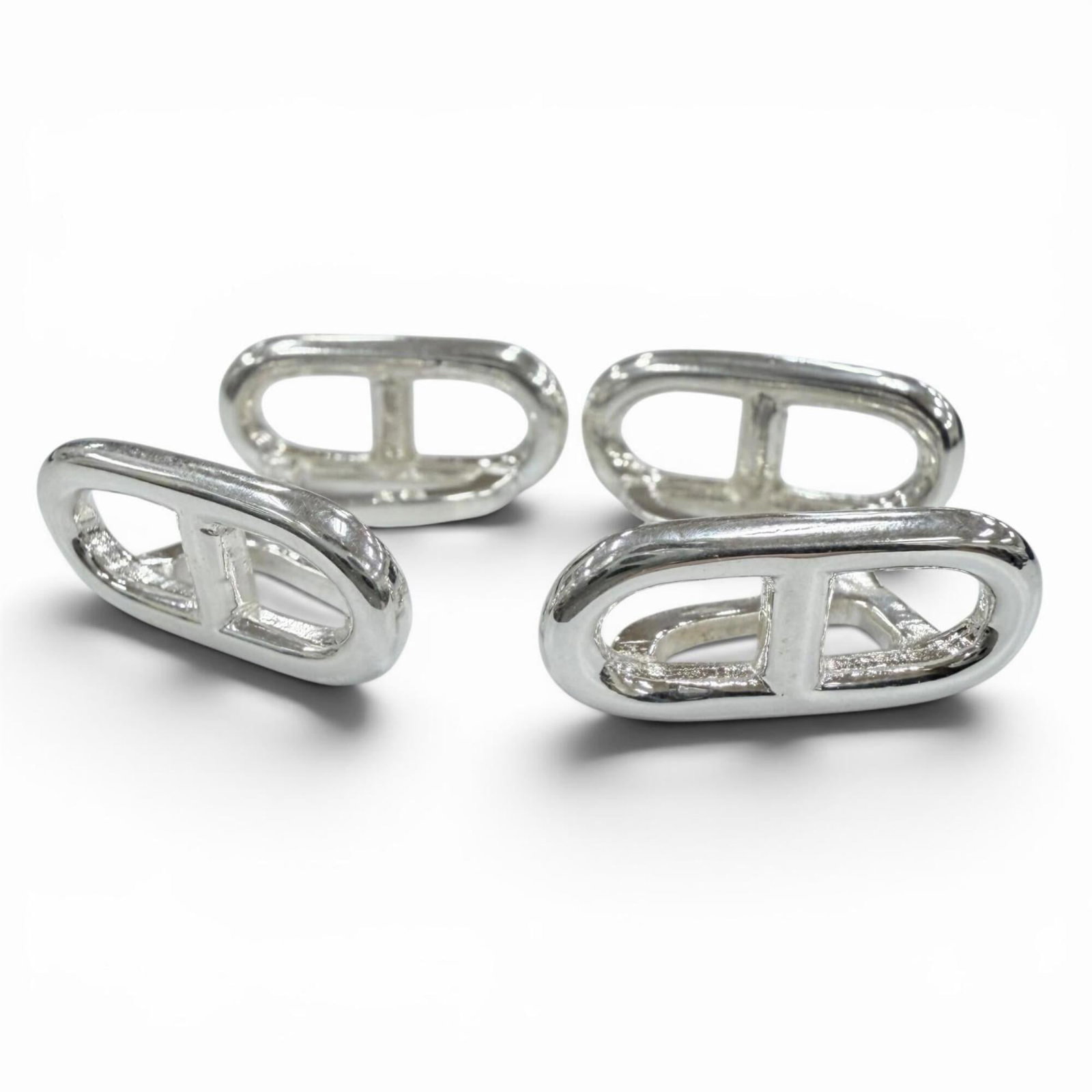 Hermes Cufflinks Silver 925: Hermes Cufflinks Silver 925 Silver 925 Cufflinks from Hermes, crafted in France. These elegant cufflinks are made from high-quality silver and feature a sleek, modern design. With their understated so
