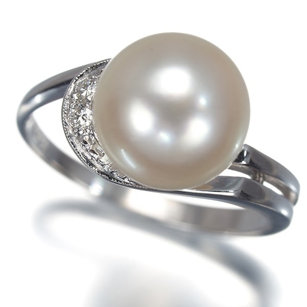 Mikimoto Ring Akoya Pearl 9.2Mm Diamond Us5.5-5.75 14K 585 White Gold: Mikimoto Ring Akoya Pearl 9.2Mm Diamond Us5.5-5.75 14K 585 White Gold The Mikimoto Ring boasts a stunning 9.2mm Akoya pearl, expertly set in 14K white gold. This exquisite piece features a diamond