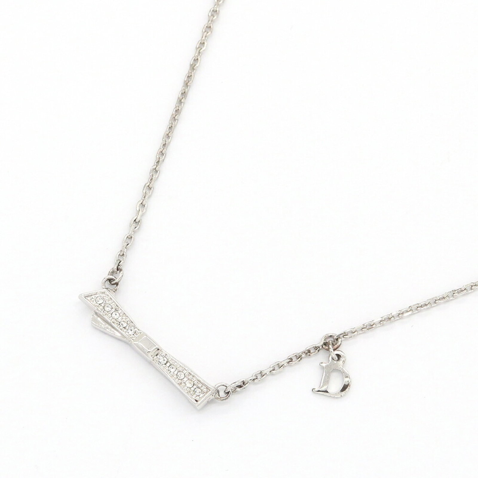 Christian Dior Necklace Silver Metal Rhinestone Pendant Ribbon Design Women'S: Christian Dior Necklace Silver Metal Rhinestone Pendant Ribbon Design Women'S Silver metal rhinestone pendant with ribbon design, a beautiful and eye-catching piece from Christian Dior. The necklace