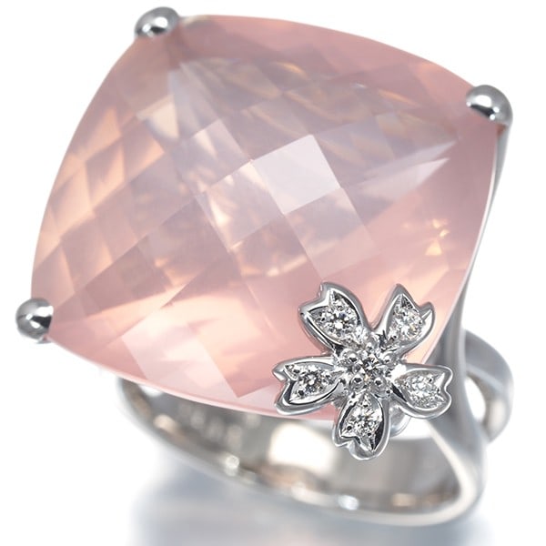 Tasaki Ring Rose Quartz 25.39Ct Diamond 0.05Ct Flower Us6-6.25 18K Wg: Tasaki Ring Rose Quartz 25.39Ct Diamond 0.05Ct Flower Us6-6.25 18K Wg Tasaki Ring features a stunning 25.39ct rose quartz main stone, accompanied by a delicate 0.05ct diamond flower. Set in 18k white