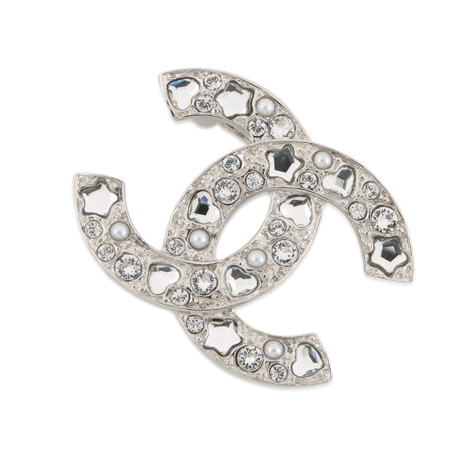 Metal brooch by Chanel: Metal brooch by Chanel Silver metal brooch by Chanel, featuring an artificial pearl and rhinestone design. This elegant piece measures 2.5cm x 3.4cm and comes in a box. A beautiful accessory for those