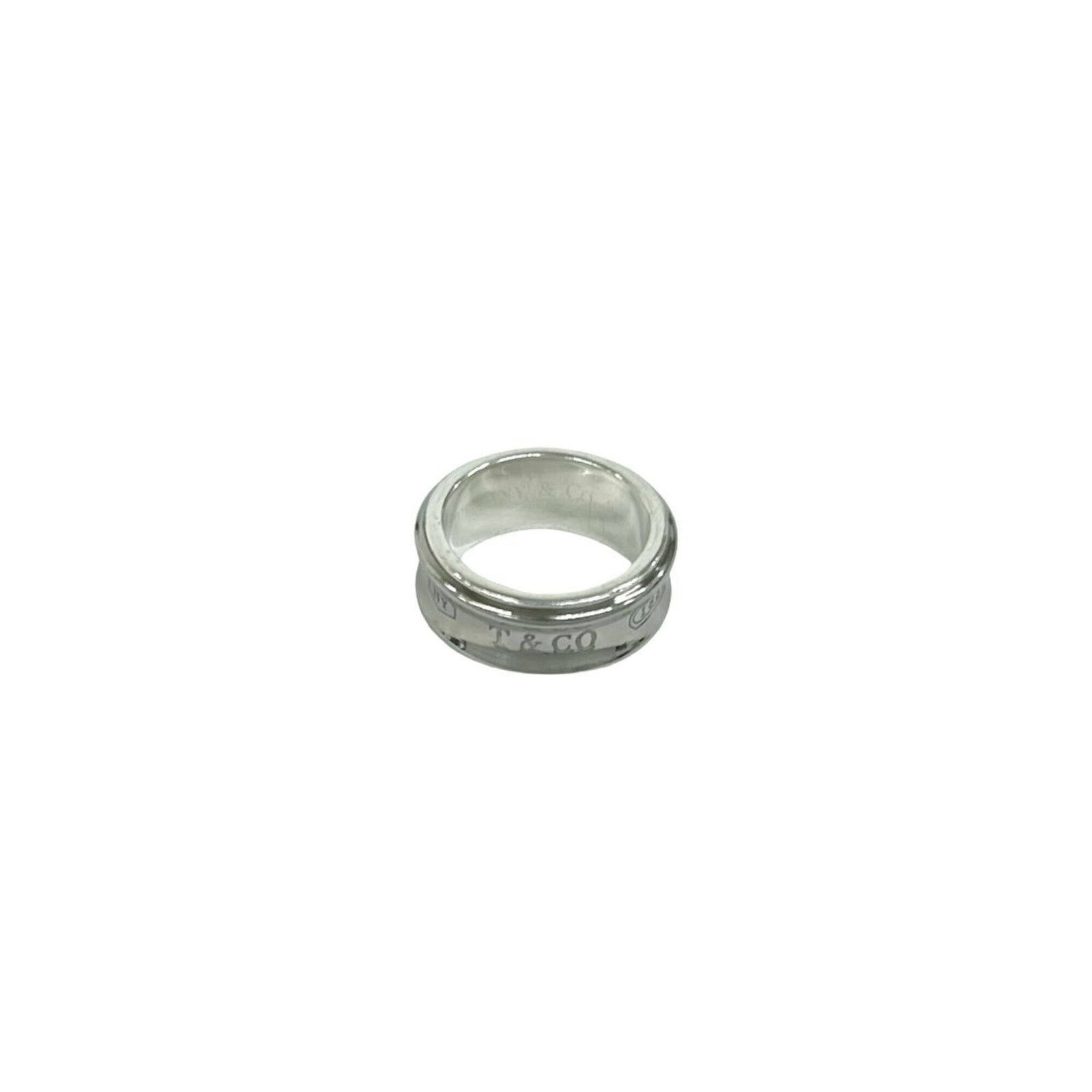 Silver band ring Tiffany 925: Silver band ring Tiffany 925 Silver band ring Tiffany 925. This women's silver band ring features a classic design made from high-quality sterling silver (925). Available in US size 5, it showcases th