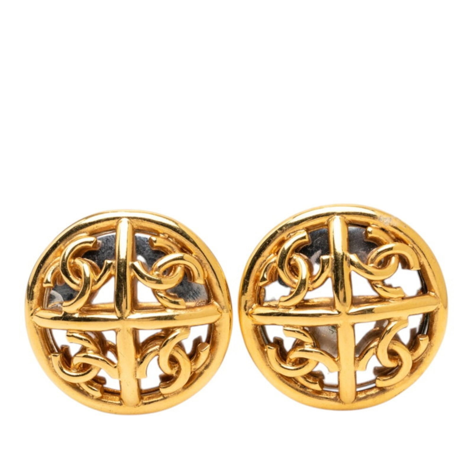 Clip earrings from Chanel: Clip earrings from Chanel Clip earrings from Chanel feature a sleek gold design. Measuring 32.10mm x 31.90mm, these earrings offer a precise and elegant look. The gold color adds a touch of sophistica