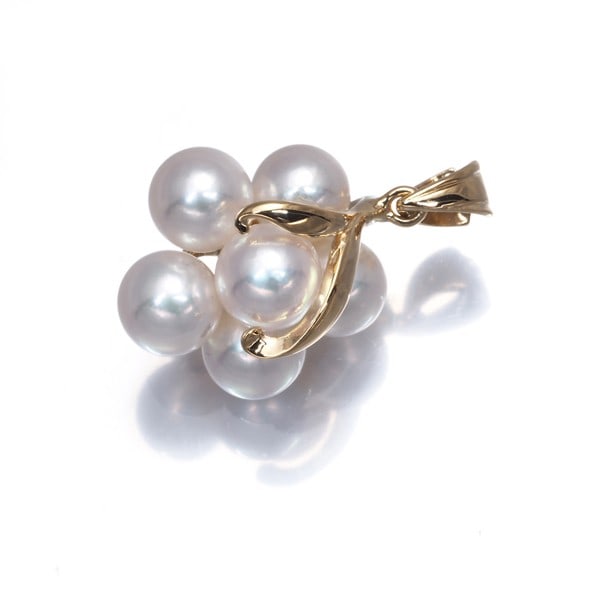 Pearl Pendant Akoya Yellow Gold 5.5mm 18K Tasaki: Pearl Pendant Akoya Yellow Gold 5.5mm 18K Tasaki Tasaki's 18k yellow gold Akoya pearl pendant boasts a stunning 5.5mm main stone, carefully set in a delicate design that showcases its natural beauty. 