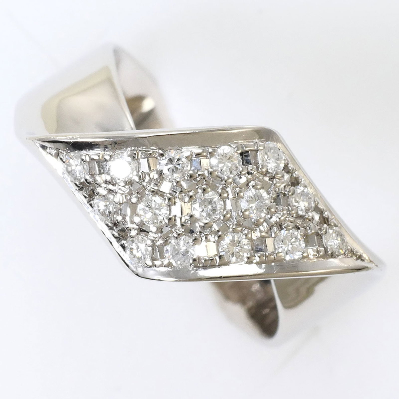 Unbranded Band Ring Platinum 900: Unbranded Band Ring Platinum 900 Platinum 900 band ring features a stunning diamond set in an unbranded platinum setting, showcasing a 0.25 carat stone with a US size 6 and 10mm width. The ring's weig