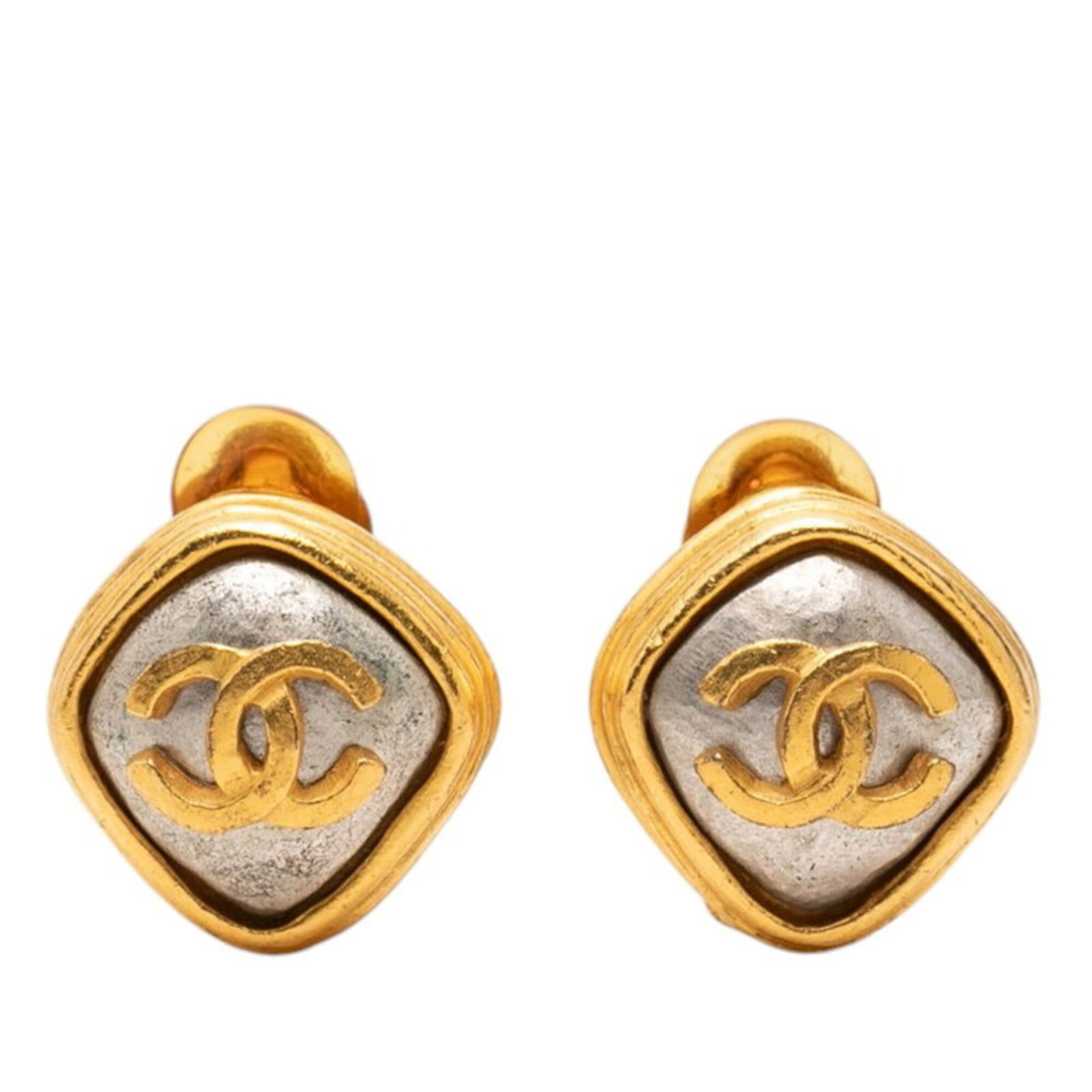 Chanel Clip Earrings Gold Plating: Chanel Clip Earrings Gold Plating Gold plating adds a touch of luxury to these sleek clip earrings from Chanel, featuring a classic design that complements any outfit. Measuring 19.90mm x 19.90mm, the