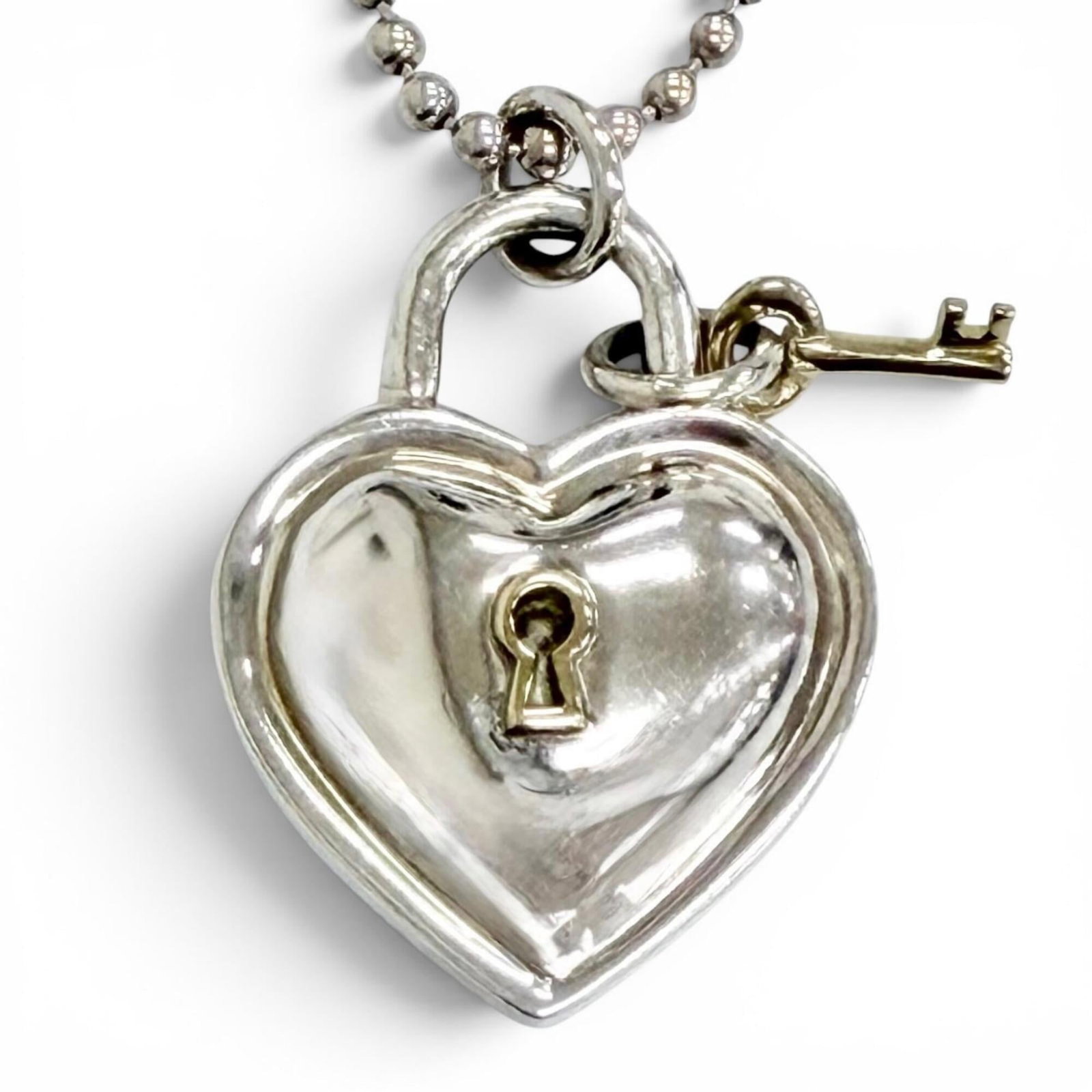 Tiffany&Co. Tiffany 925 750 Heart Lock Key Necklace Pendant Accessory Silver Gold Weight 30.87G: Tiffany&Co. Tiffany 925 750 Heart Lock Key Necklace Pendant Accessory Silver Gold Weight 30.87G Tiffany&Co. 925 750 Heart Lock Key Necklace Pendant Accessory features a stunning gold and silver design