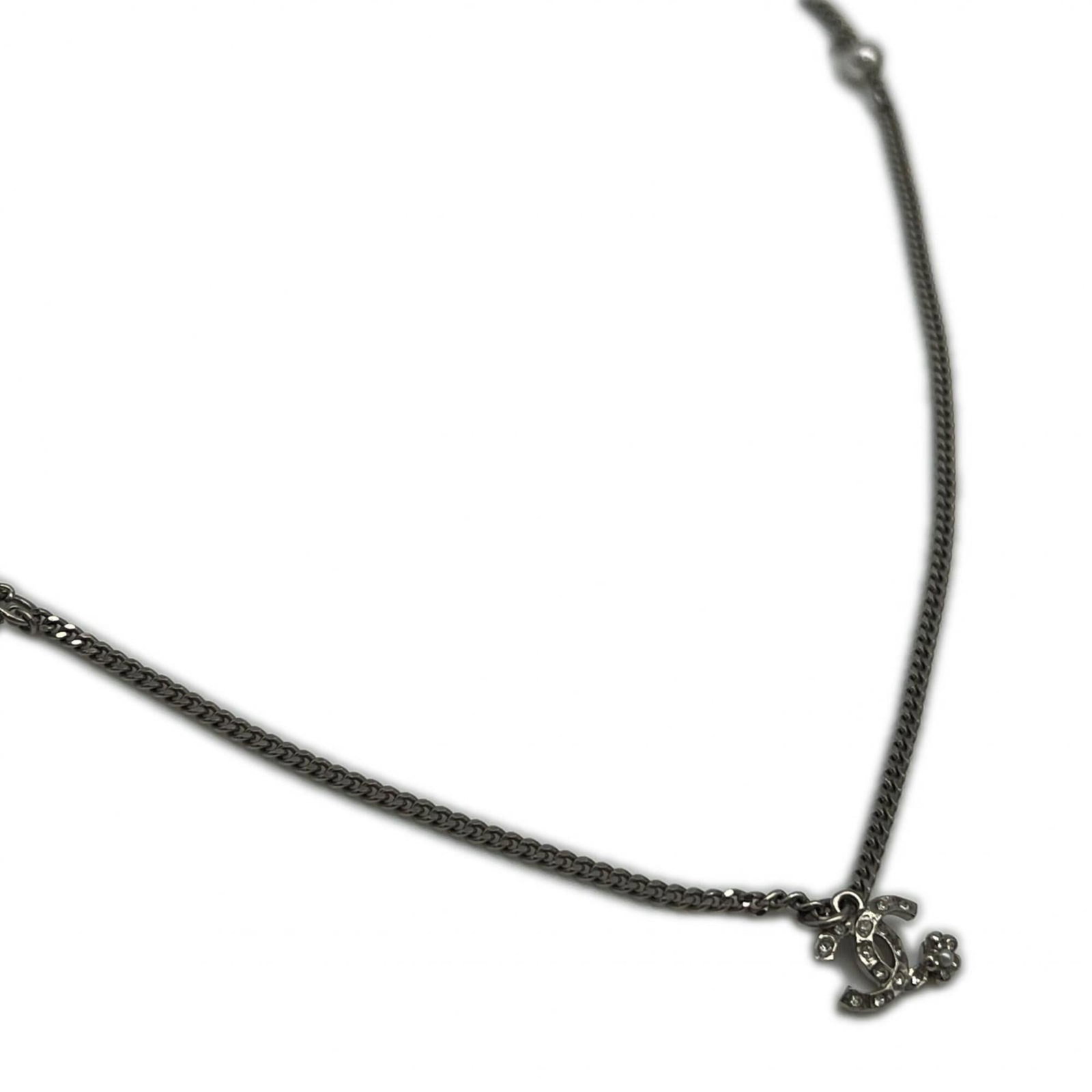 Coco Chanel Pearl Faux Necklace Mark Women Silver Gp: Coco Chanel Pearl Faux Necklace Mark Women Silver Gp Silver Chanel necklace with pearl faux pendant, measuring 11mm x 14mm. This 29.5 cm / 11.61'' adjustable chain necklace weighs 14g and features a