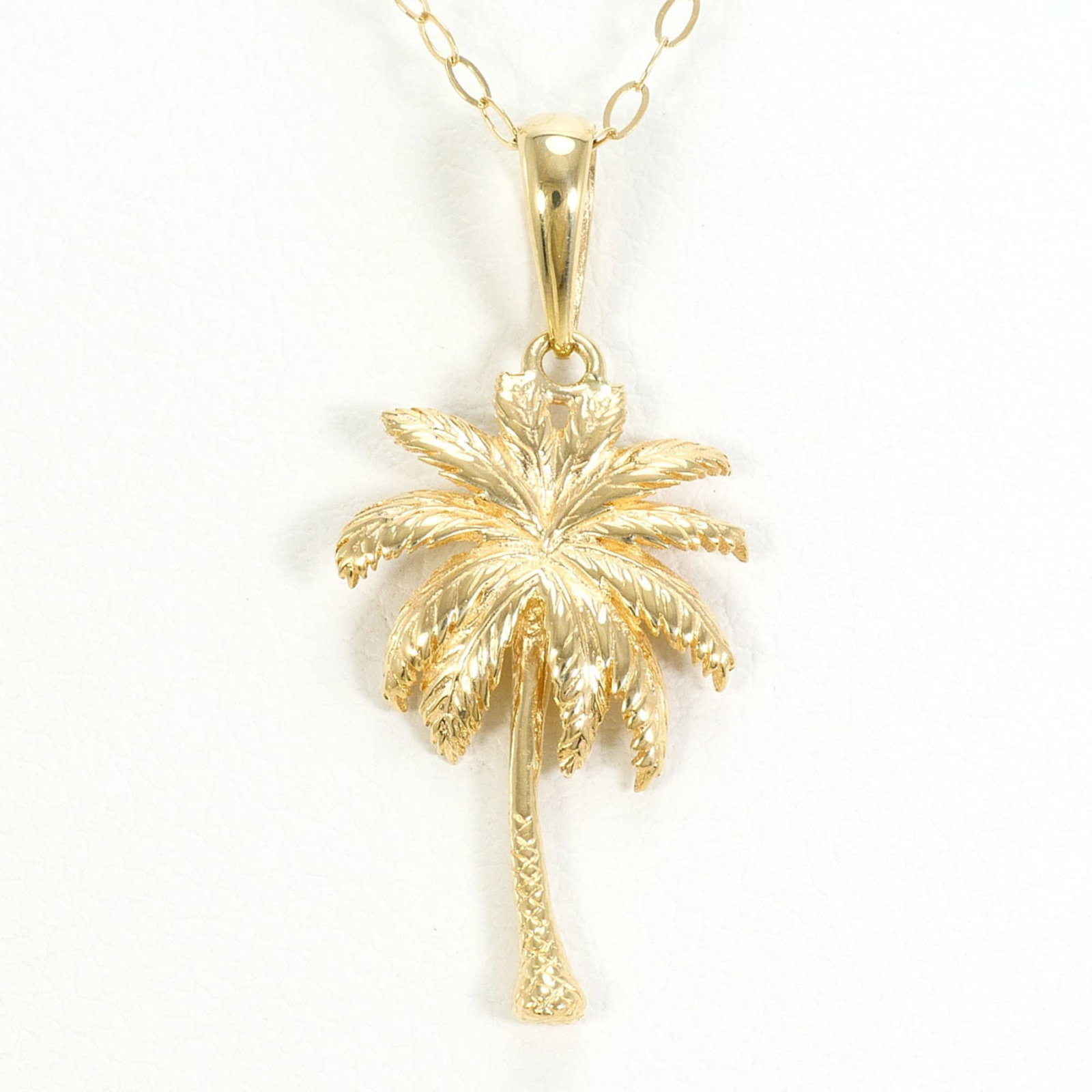 K10 10K Yg Yellow Gold Necklace Total Weight 1.5G 40Cm Like New Condition: K10 10K Yg Yellow Gold Necklace Total Weight 1.5G 40Cm Like New Condition Yellow gold necklace with a total weight of 1.5g and a pendant size of 27mm x 12mm, crafted from high-quality 10K metal. This 