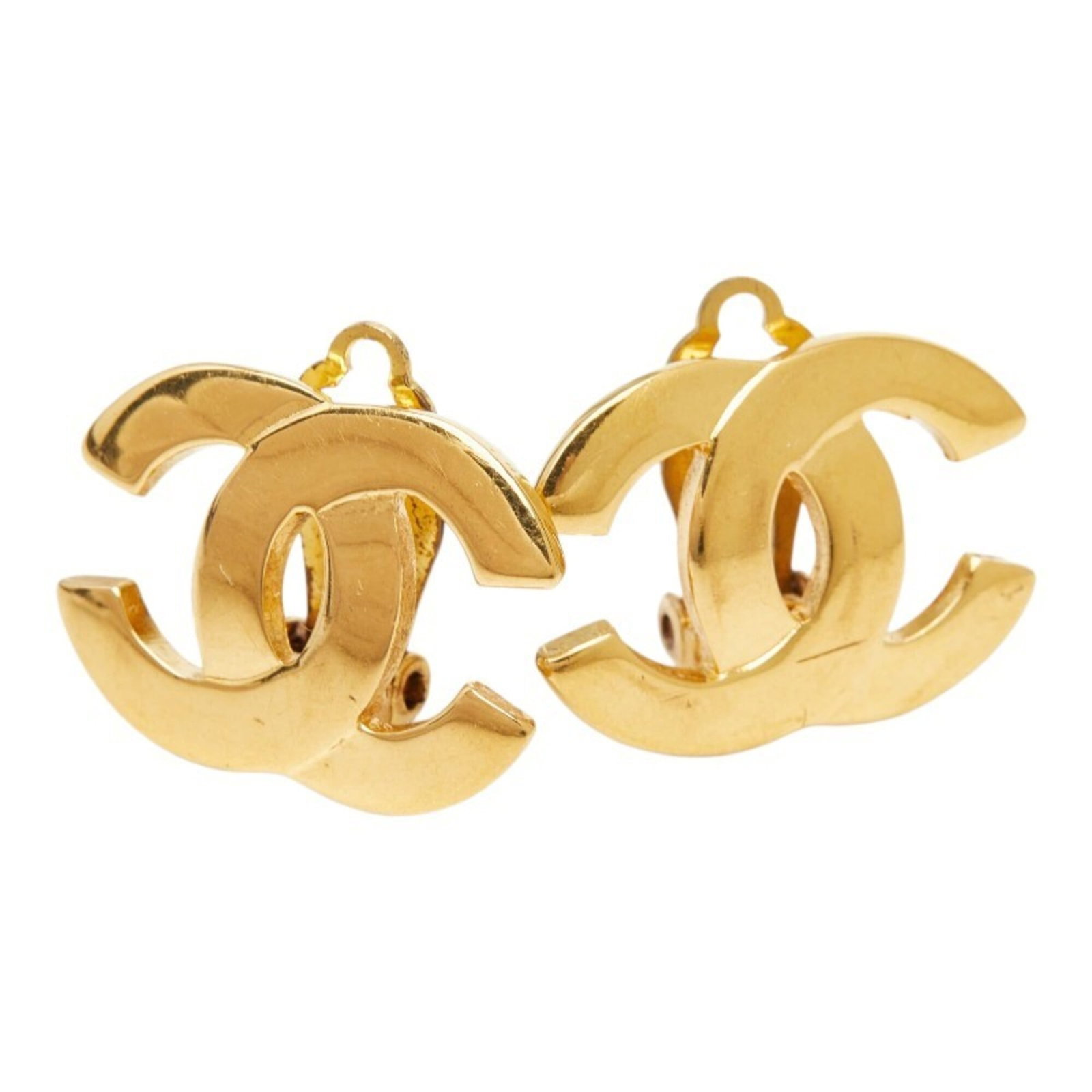 Clip earrings from Chanel: Clip earrings from Chanel Clip earrings from Chanel, crafted in gold with precise measurements of 16.20mm x 21.70mm, offering a sleek and sophisticated accessory for women's everyday wear. The elegant