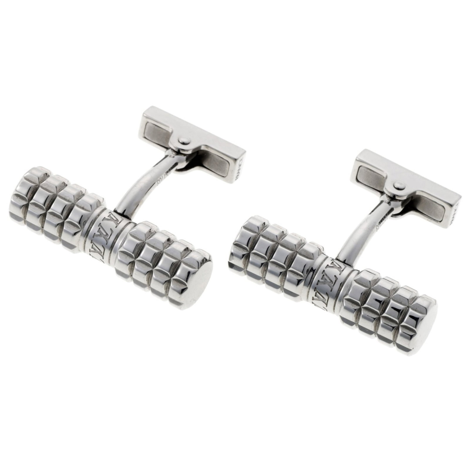 Louis Vuitton Cufflinks Metal: Louis Vuitton Cufflinks Metal Silver Louis Vuitton Cufflinks with precise measurements, bearing the brand's signature metal craftsmanship. Made in France, these cufflinks showcase the iconic Louis