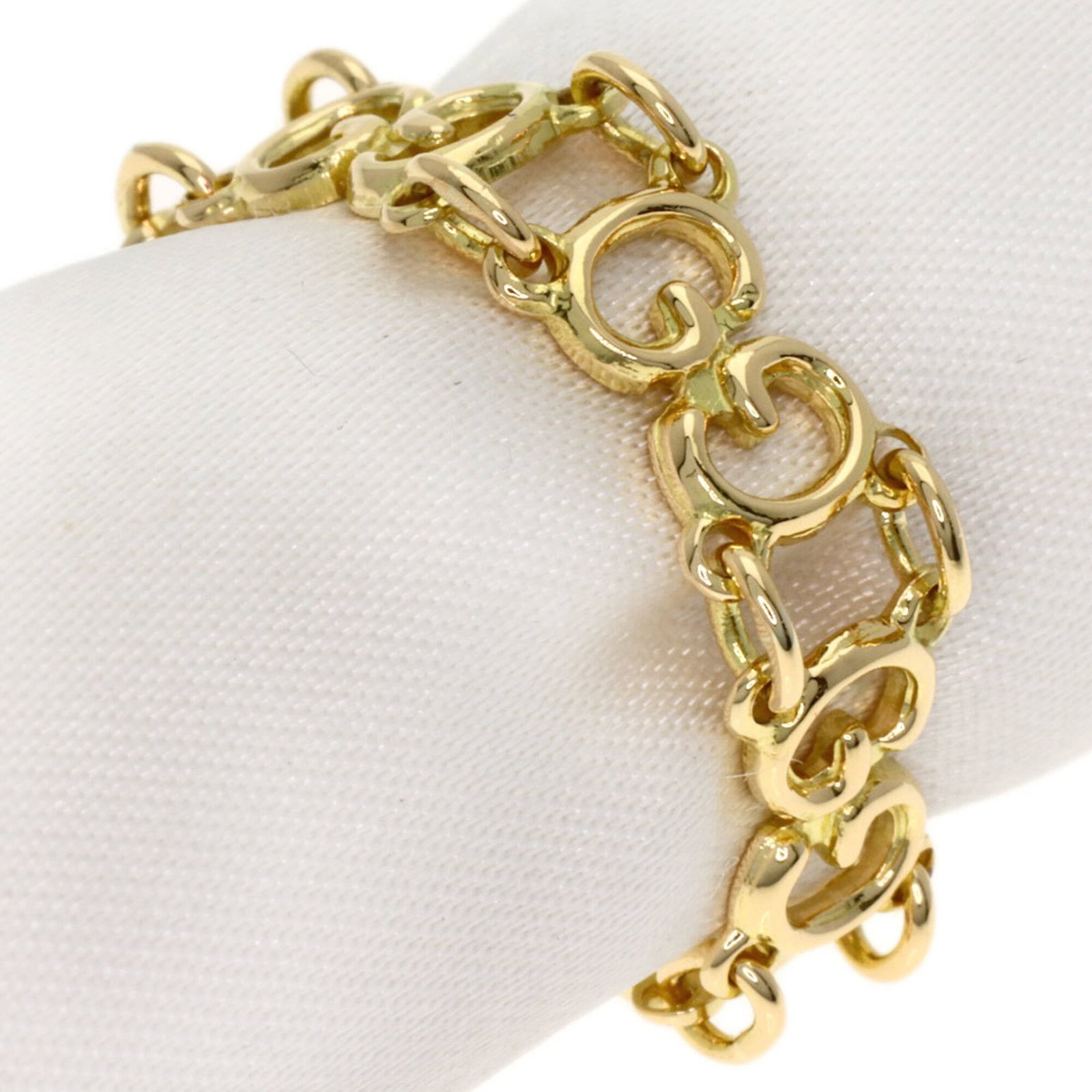 Gucci Band Ring in Yellow Gold: Gucci Band Ring in Yellow Gold Yellow gold band ring from Gucci, crafted in 18K yellow gold. This elegant ring features a classic design with a focus on simplicity and sophistication. A great addition